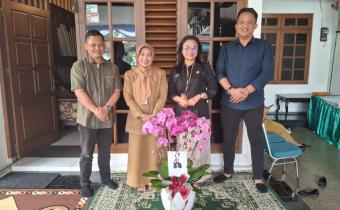 Wiwis Triswi Handayani (kedua dari kiri) berfoto bersama jajaran Bawaslu Boyolali.