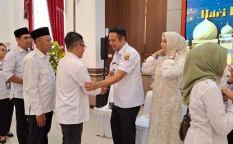 Ketua Bawaslu Boyolali, Widodo dan Bupati Boyolali, Agus Irawan (tengah) saat acara halal bihalal.
