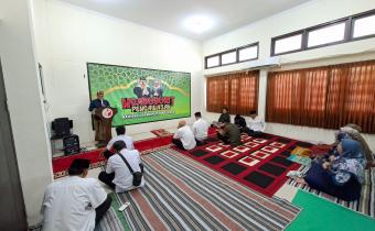 Muhamad Mahmudi (di atas mimbar) saat menyampaikan tausiyah.