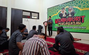 Muhamad Mahmudi (di atas mimbar) saat memberikan tausiyah.