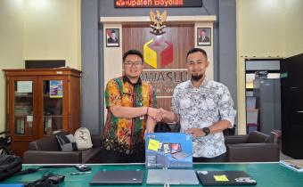 Agus Suyanto (kiri) pasca penanda tanganan serah terima BMN.