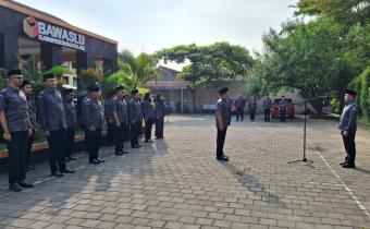 Muhamad Mahmudi (kanan) saat menjadi pembina apel.