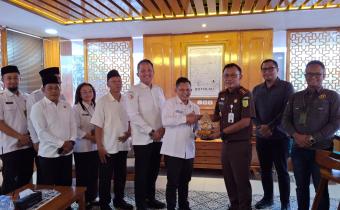 Jajaran Bawaslu Boyolali dan Kejaksaan Negeri Boyolali berfoto bersama pasca silaturahmi.