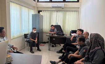 Muhamad Mahmudi (kiri) saat memimpin jalannya rapat.