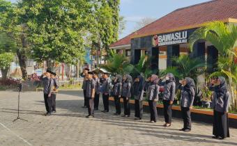 Suasana khidmat apel pagi di halaman kantor Bawaslu Boyolali.