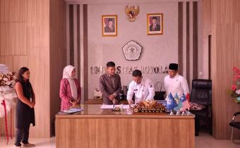 Proses penandatanganan Perjanjian Kerja Sama (PKS) oleh Ketua Bawaslu Boyolali.