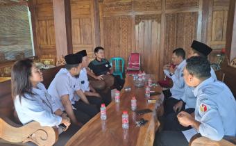 Jajaran Bawaslu Boyolali (berseragam putih) saat berdiskusi dengan Anggota DPR RI, Didik Haryadi.