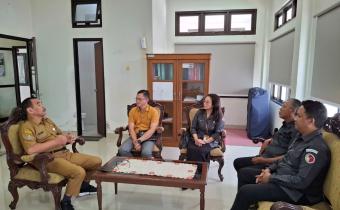 Purwanto (kiri) saat menerima kunjungan dari Bawaslu Boyolali.
