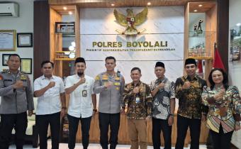Jajaran Bawaslu Boyolali berfoto bersama Kapolres Boyolali beserta jajaran.