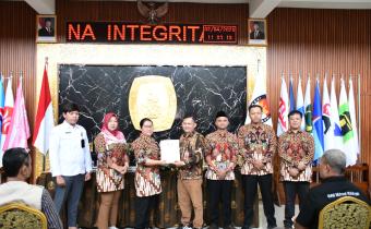 Ketua Bawaslu Boyolali, Widodo (tengah) saat serah terima BA pleno PDPB.