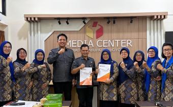 Ketua dan Anggota Bawaslu Boyolali (tengah), berfoto bersama pasca penanda tanganan.