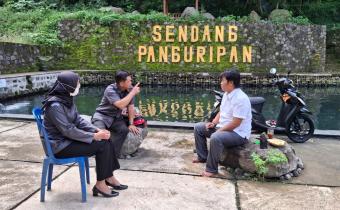 Widodo (tengah) saat berdiskusi dengan Kades Singosari.