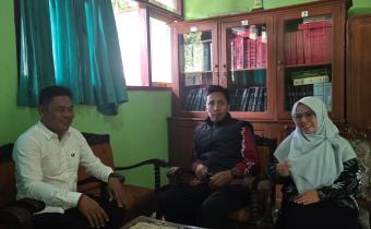 Muhamad Mahmudi (kiri) saat melaksanakan uji petik.