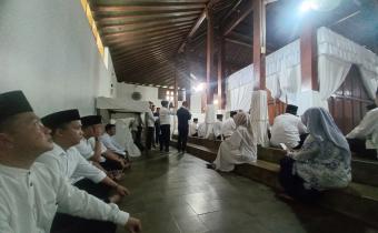 Tedjo Dwijanto (ke 2 dari kiri) saat berziarah ke Makam Ki Ageng Pandanaran.