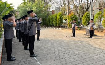 Widodo (kedua dari kanan) saat menjadi pembina apel.