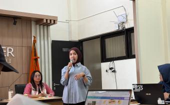 Nira Caesa Azani, saat menjadi narasumber dalam kegiatan peningkatan kapasitas.