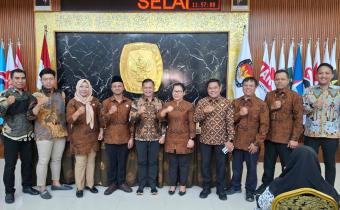Ketua dan Anggota Bawaslu Boyolali, berfoto bersama Ketua dan Anggota KPU Boyolali pasca penanda tanganan BA Pleno.