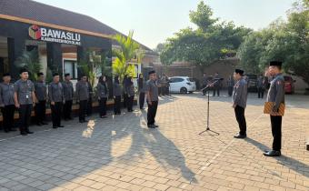 Lilik Wahyu Catur Wibowo (kedua dari kanan), saat menjadi pembina apel.
