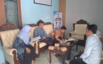 Muhamad Mahmudi (kanan) saat melakukan uji petik di Kecamatan Karanggede.