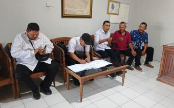 Lilik Wahyu Catur Wibowo (tengah), saat berkoordinasi dengan Kades Bendosari.