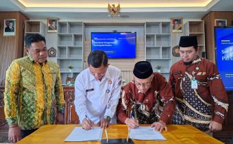 Widodo (kedua dari kiri) saat menandatangani Perjanjian Kerja Sama.