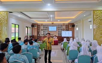Muhamad Mahmudi (tengah) saat menyampaikan materi sosialisasi.