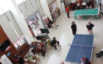 Suasana pertandingan tenis meja antara Bawaslu dengan KPU Boyolali.