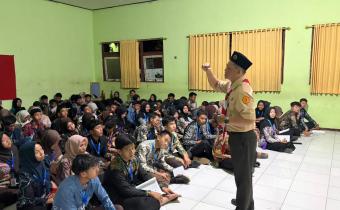 Widodo (berbaju pramuka), saat menyampaikan materi.
