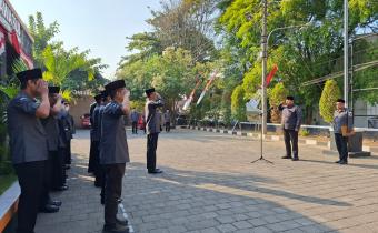 Rahadian Herlangga Wisnu Wardhana (kedua dari kanan), saat menjadi pembina apel.