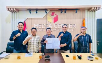 Ketua dan Anggota Bawaslu Boyolali, berfoto bersama pasca penanda tanganan.
