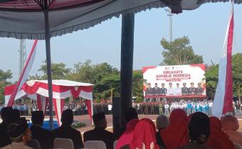 Suasana upacara penurunan bendera di Alun-Alun Kidul Kabupaten Boyolali.