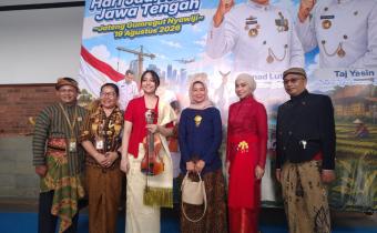 Widodo (kiri) berfoto bersama Antea Putri Turk (ketiga dari kiri) setelah upacara.