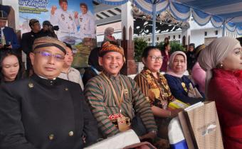 Widodo (kedua dari kiri) saat menghadiri Upacara Hari Jadi ke-81 Jawa Tengah.