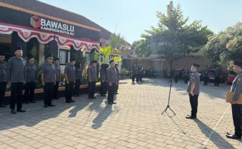Widodo (kedua dari kanan) saat menjadi pembina apel.