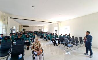 Widodo (kanan) saat menjadi pemateri.