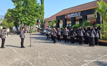 Muhamad Mahmudi (kedua kiri) saat menjadi pembina apel.