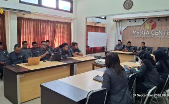 Widodo (memegang microphone) saat memimpin rapat.