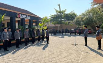 Lilik Wahyu Catur Wibowo (kedua dari kanan), saat menjadi pembina apel.