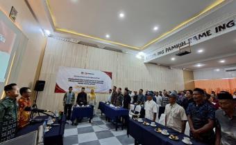Para peserta sosialisasi berdiri menyanyikan Lagu Kebangsaan Indonesia Raya sesaat sebelum acara dimulai.