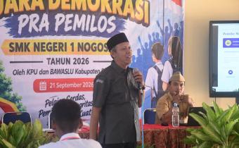 Agus Marwanto (tengah), saat menjadi pemateri di SMK N 1 Nogosari.